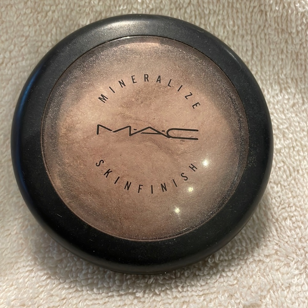 MAC Cosmetics Mineralize Skinfinish in Pleasureflush